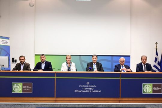 Το πάνελ του θριάμβου κατά την προχθεσινή ανακοίνωση της συμφωνίας από το υπουργείο Περιβάλλοντος και Ενέργειας
